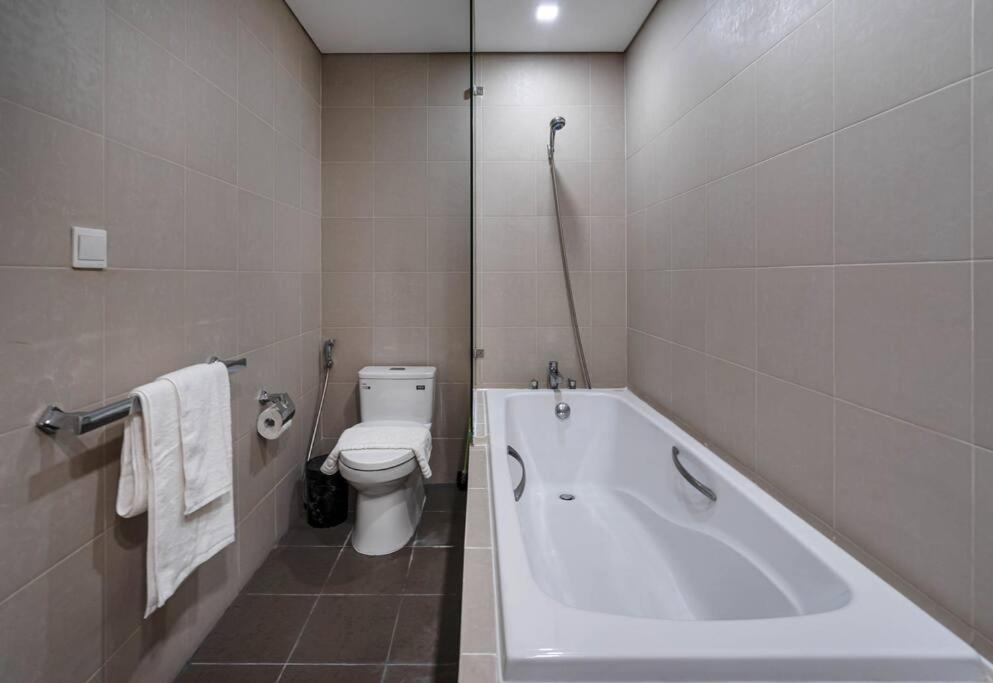 Luxurious 3-bedroom Retreat In The Heart Of Saigon Căn hộ