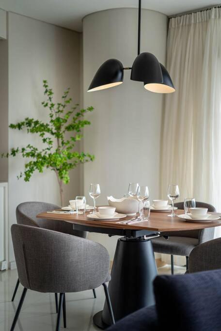 Luxurious 3-bedroom Retreat In The Heart Of Saigon Căn hộ *