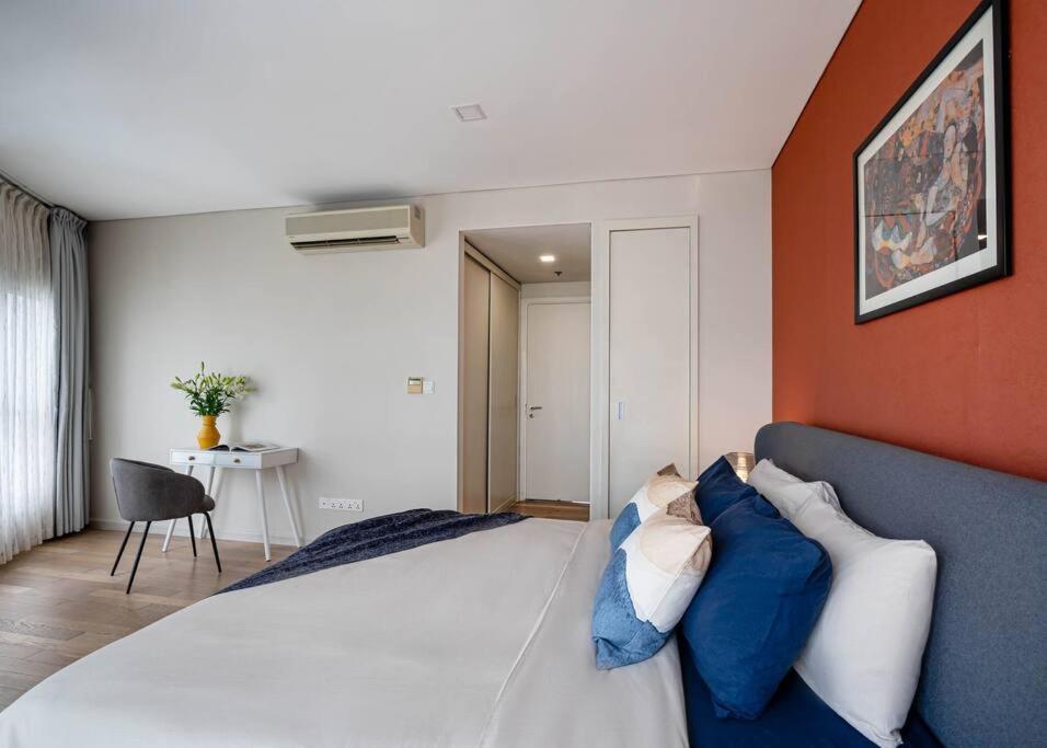 Luxurious 3-bedroom Retreat In The Heart Of Saigon Căn hộ TP. Hồ Chí Minh