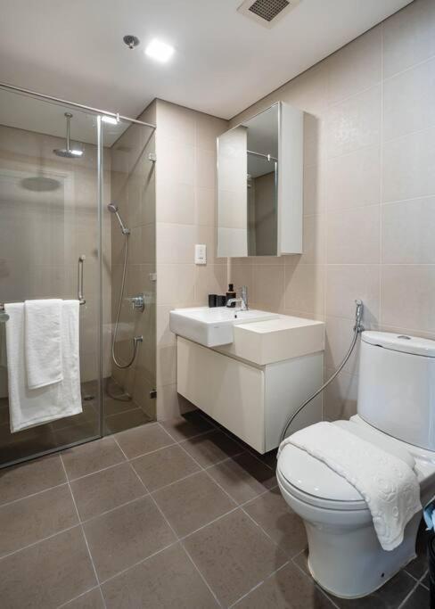 Căn hộ Luxurious 3-bedroom Retreat In The Heart Of Saigon