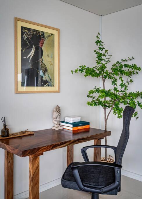 Luxurious 3-bedroom Retreat In The Heart Of Saigon Căn hộ TP. Hồ Chí Minh