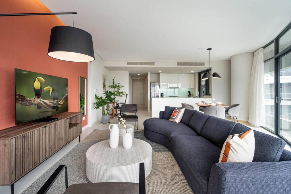 Luxurious 3-bedroom Retreat In The Heart Of Saigon Căn hộ *