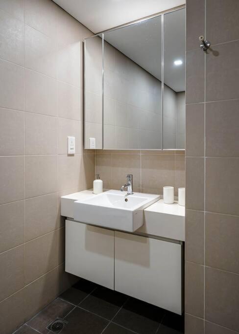 Căn hộ Luxurious 3-bedroom Retreat In The Heart Of Saigon *