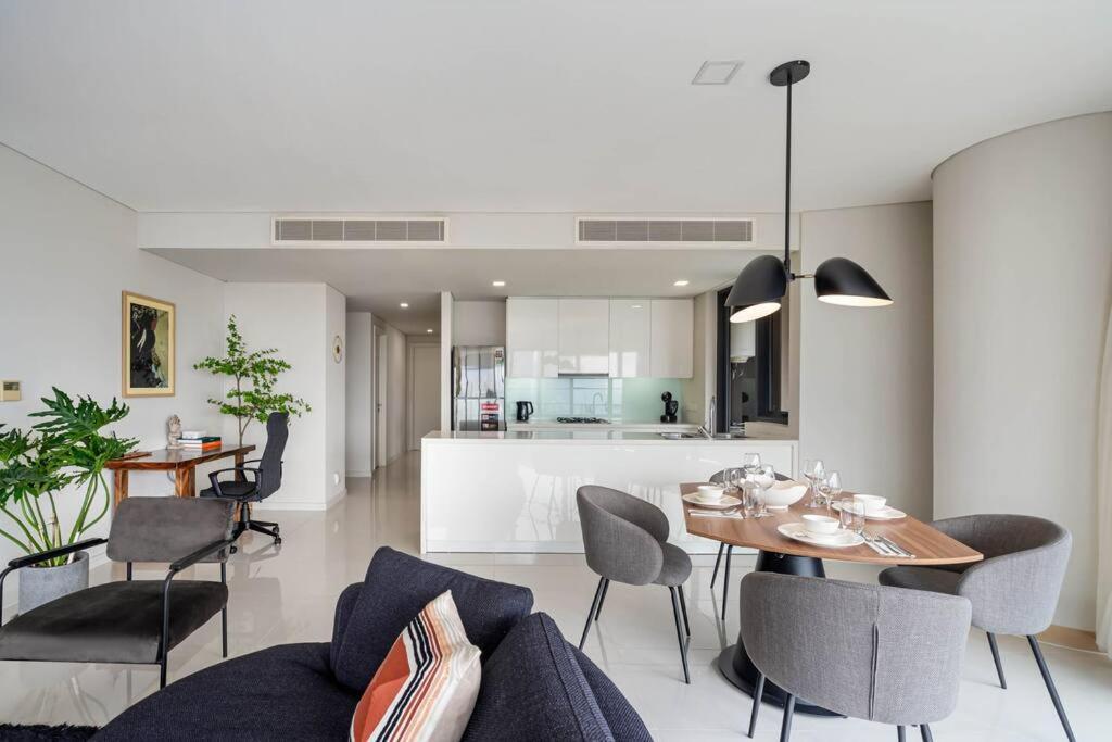 Căn hộ Luxurious 3-bedroom Retreat In The Heart Of Saigon